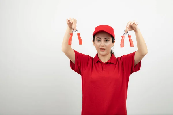 Mujer Atractiva Uniforme Rojo Sosteniendo Expansores Mano Foto Alta Calidad —  Fotos de Stock