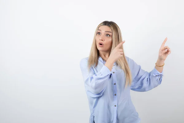 Immagine Giovane Bella Donna Che Guarda Qualcosa Sfondo Bianco Foto — Foto Stock