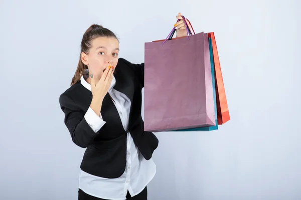 Imagen Una Mujer Joven Sosteniendo Bolsas Compras Sobre Fondo Blanco —  Fotos de Stock