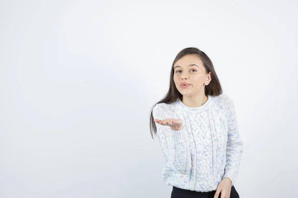 Retrato Jovem Adorável Menina Suéter Soprando Beijo Foto Alta Qualidade — Fotografia de Stock