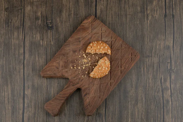 Tahta kesme tahtasında kırılmış yulaflı kurabiye. Yüksek kalite fotoğraf