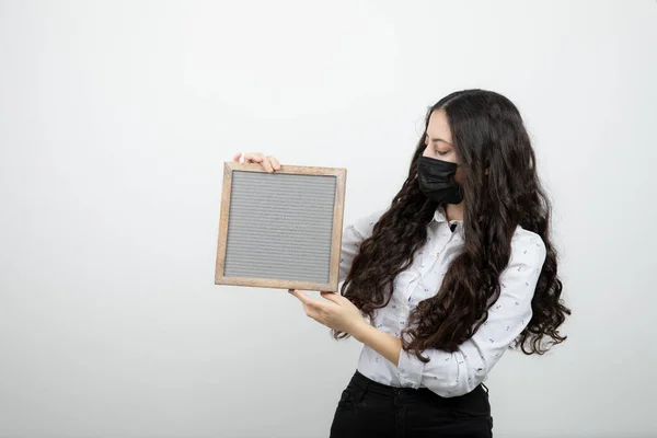 Girato Giovane Bella Ragazza Maschera Nera Con Cornice Foto Alta — Foto Stock