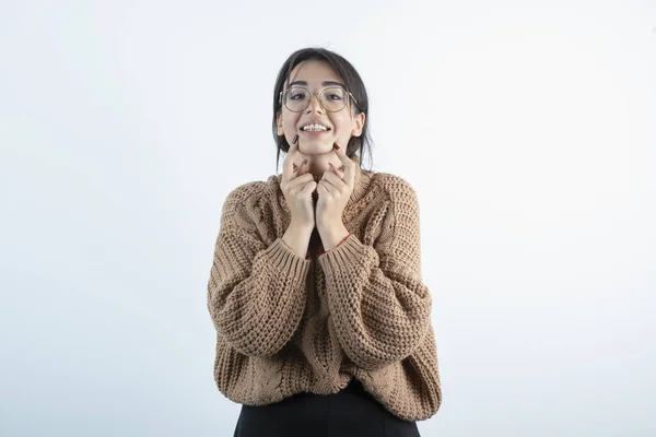 Retrato Jovem Mulher Usando Óculos Fundo Branco Foto Alta Qualidade — Fotografia de Stock