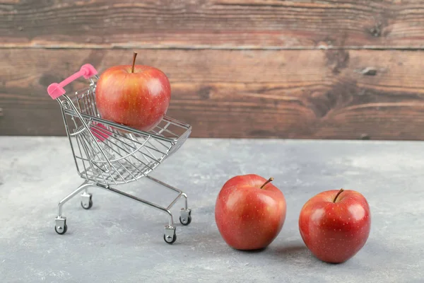 Manzanas Rojas Jugosas Con Pequeño Carro Superficie Mármol Foto Alta —  Fotos de Stock