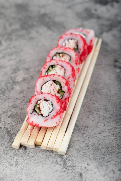 Filadélfia Rolo Com Salmão Fresco Pepino Queijo Creme Pauzinhos Foto — Fotografia de Stock