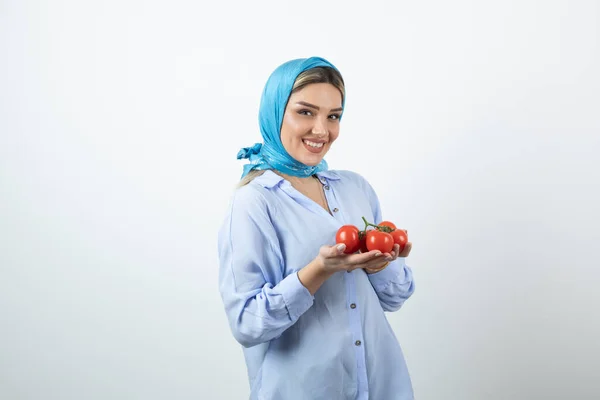 Photo Young Woman Blue Shawl Holding Red Tomatoes High Quality — Stock Photo, Image