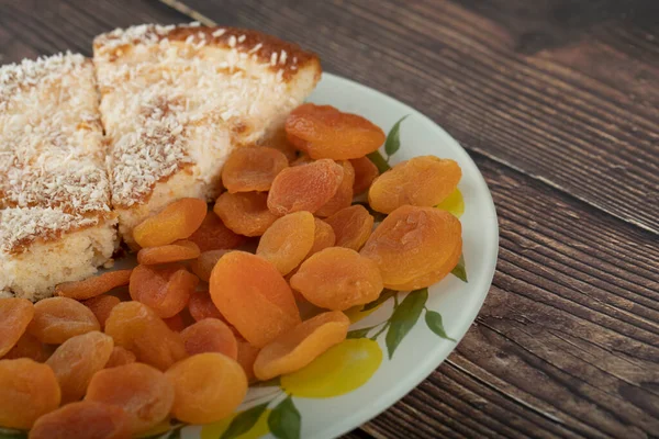 Frutas Albaricoque Secas Saludables Delicioso Pastel Colocado Sobre Fondo Madera —  Fotos de Stock