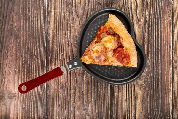 Läckra Pizzabitar Med Pepperoni Och Ost Stekpanna Högkvalitativt Foto — Stockfoto