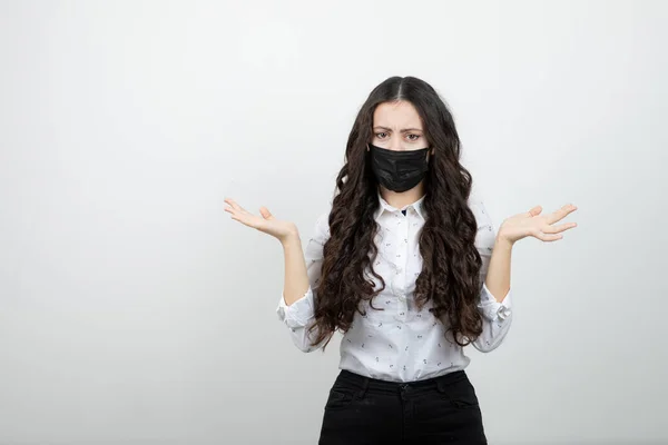 Siyah Tıbbi Maske Takan Genç Bir Kadın Resmi Yüksek Kalite — Stok fotoğraf