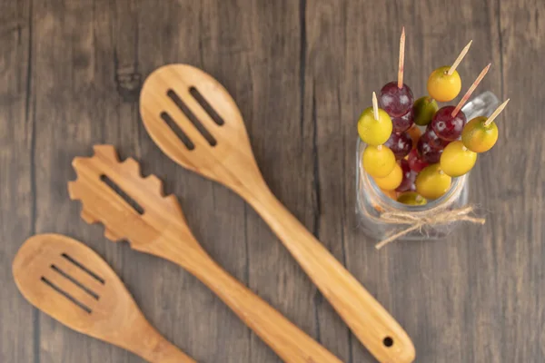 Top View Wooden Spoon Set Fresh Fruits High Quality Photo — Stock Photo, Image