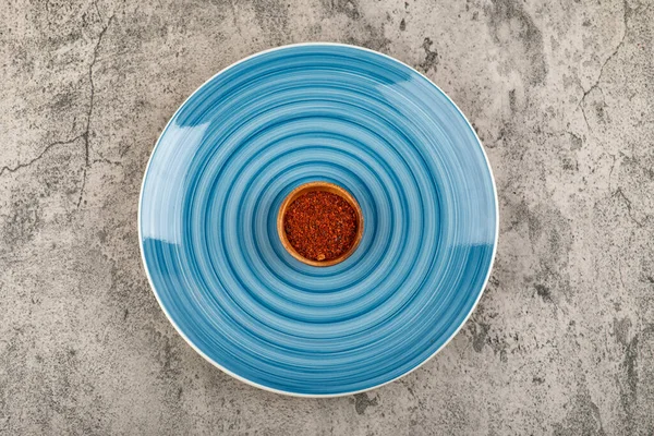 Schüssel Mit Rotem Chilipulver Auf Blauem Teller Foto Hoher Qualität — Stockfoto