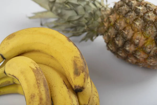 Shluk Zralých Žlutých Banánů Ananasu Bílém Pozadí Kvalitní Fotografie — Stock fotografie