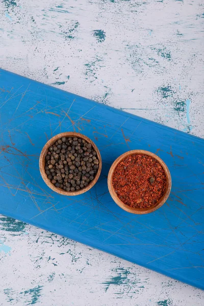 Een Houten Dienblad Van Peperkorrels Peper Poeder Marmeren Ondergrond Hoge — Stockfoto