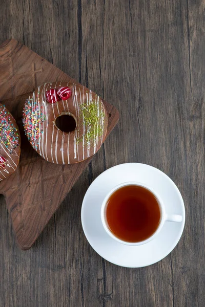 Schokokrapfen Auf Holzbrett Mit Einer Tasse Schwarztee Hochwertiges Foto — Stockfoto