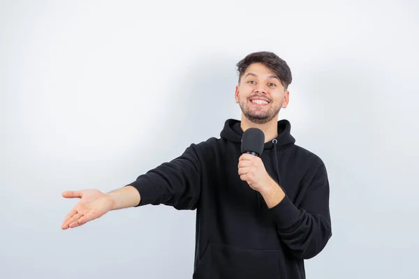 Retrato Cantante Guapo Cantando Micrófono Foto Alta Calidad — Foto de Stock