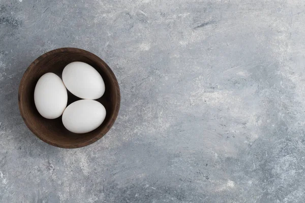 Een Houten Kom Vol Verse Witte Kippeneieren Een Marmeren Achtergrond — Stockfoto