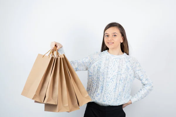 Foto Una Adolescente Suéter Pie Sosteniendo Bolsas Papel Foto Alta —  Fotos de Stock