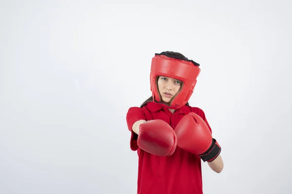 Obrázek Mladé Dívky Červené Uniformě Boxerské Rukavici Kvalitní Fotografie — Stock fotografie