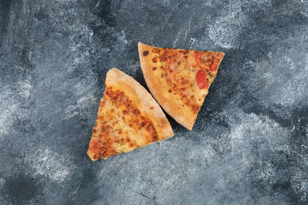 Два Ломтика Вкусной Свежей Пиццы Каменном Фоне Высокое Качество Фото — стоковое фото