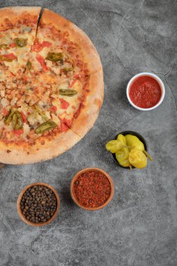 Tahta tahtada çeşitli baharatlı lezzetli tavuk pizzası. Yüksek kalite fotoğraf