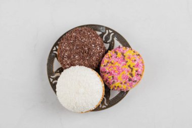 Gövdesine renkli şekerlemeler serpiştirilmiş üç daire şeklinde kurabiye. Yüksek kalite fotoğraf