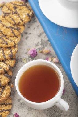 Çoklu tahıllı bisküviler çikolatalı ve fındıklı çay mavi tahtalı. Yüksek kalite fotoğraf