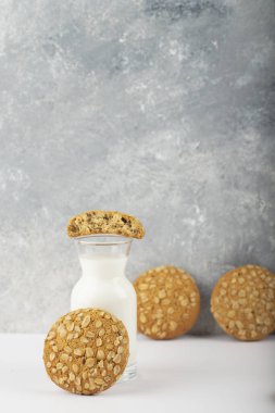 Mavi masa örtüsüne taze süt konmuş çok tahıllı kurabiyeler. Yüksek kalite fotoğraf