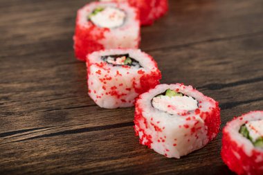 Kaliforniya suşisi ve ahşap masada kırmızı havyar. Yüksek kalite fotoğraf