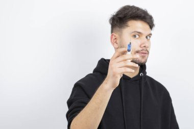 Enjeksiyon için plastik şırınga tutan yakışıklı bir adam. Yüksek kalite fotoğraf