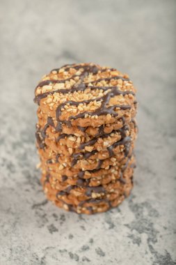Taşa fındık konmuş bir yığın yulaflı çikolatalı bisküvi. Yüksek kalite fotoğraf