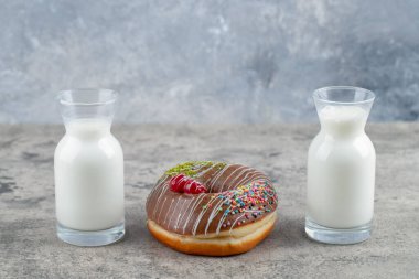 Çikolatalı çörek ve taş yüzeyde taze sütle süslenmiş. Yüksek kalite fotoğraf