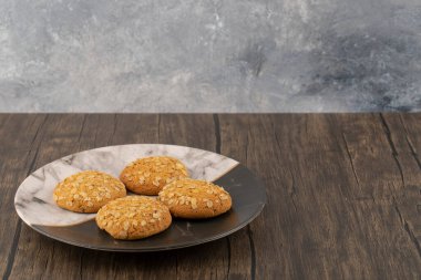 Ahşap zemin üzerinde iki renkli yulaflı kurabiye tabağı. Yüksek kalite fotoğraf