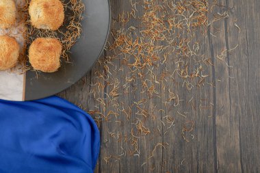 Tahta masadaki safranlı tatlı yuva pastası tabağı. Yüksek kalite fotoğraf