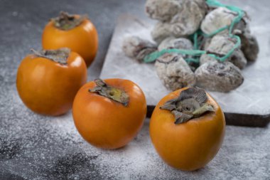 Tahtada kurutulmuş ve toz beyaz şeker içinde taze hurma. Yüksek kalite fotoğraf