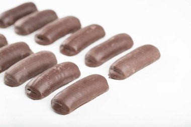 Beyaz arka plana yerleştirilmiş çikolata çubukları. Yüksek kalite fotoğraf