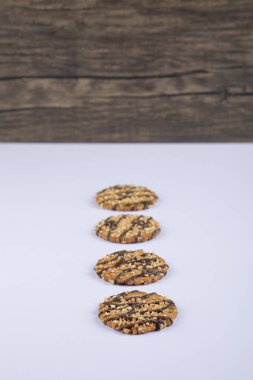 Beyaz arka planda izole edilmiş çikolatalı kurabiye seti. Yüksek kalite fotoğraf