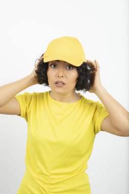 Beyaz arka planda poz veren genç bir kadın