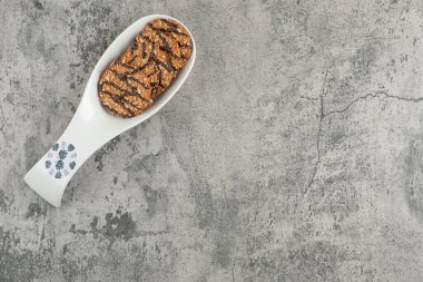 Mermer zemin üzerinde susam tohumları olan küçük yuvarlak bisküviler. Yüksek kalite fotoğraf