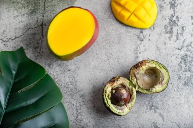 Enfes dilimlenmiş avokado ve taş zeminde taze mango. Yüksek kalite fotoğraf