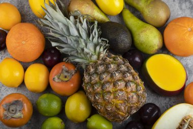 Taş zeminde değişik taze egzotik meyveler. Yüksek kalite fotoğraf