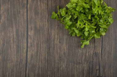 Ahşap zemine yerleştirilmiş sağlıklı yeşil maydanoz yaprakları. Yüksek kalite fotoğraf