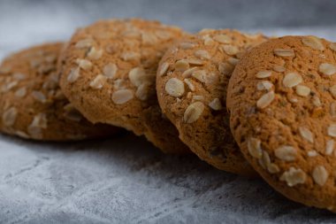 Tahta kesme tahtasının üzerinde şeker tozlu yulaflı kurabiyeler. Yüksek kalite fotoğraf