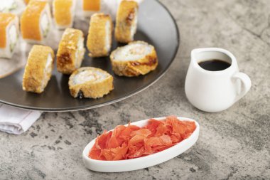 Bir tabak Philadelphia mermeri ve sıcak suşi. Yüksek kalite fotoğraf