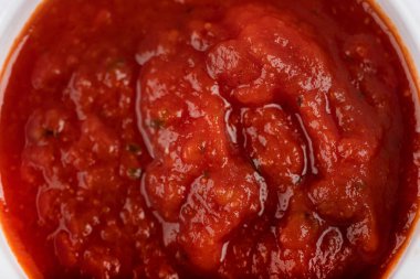 Doku arka planına yerleştirilmiş domates sosu. Yüksek kalite fotoğraf