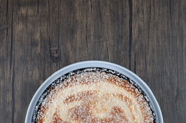 Ahşap bir zemine yerleştirilmiş yuvarlak lezzetli pasta. Yüksek kalite fotoğraf