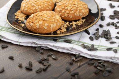 Tahta bir masaya yerleştirilmiş kurabiyeli siyah ayçiçeği tohumları. Yüksek kalite fotoğraf