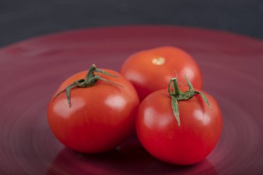 Siyah masaya yerleştirilmiş taze kırmızı domatesler. Yüksek kalite fotoğraf