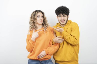 Bir arada duran güzel genç bir çift portresi. Yüksek kalite fotoğraf