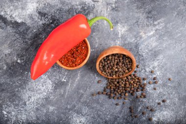 Biber taneli kırmızı biber ve mermer üzerinde de karabiber. Yüksek kalite fotoğraf