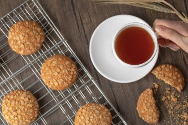 Ahşap masada bir fincan sıcak çay tutan kadın. Yüksek kalite fotoğraf
